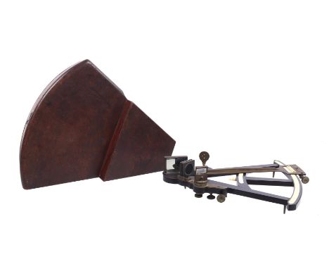 French brass with wood octant, case marked Charlet, in oak case, 9.5 cm high, 33x30.5 cm