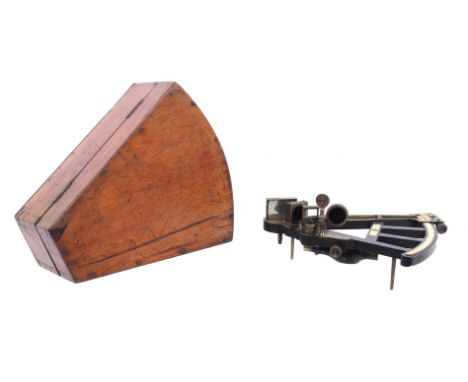 Brass with wood octant, marked L. Simon11 Market PLE South Shields, in walnut case, 13 cm high, 33x30 cm