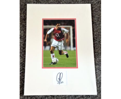 Football Robert Pires signed and mounted Arsenal display. A white card signed by Ex Arsenal and France star Robert Pires prof