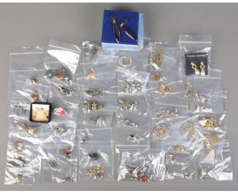 A large collection of earrings. Includes gilt and white metal examples, silver and opal drop earrings, paste set etc. Approxi