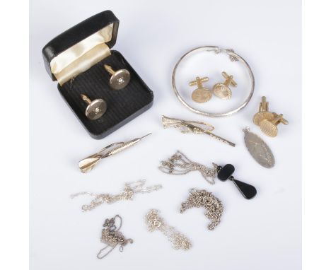 A collection of jewellery and gents accessories. Includes gilt metal cufflinks, Stratton Imitation tie slides, silver chains,