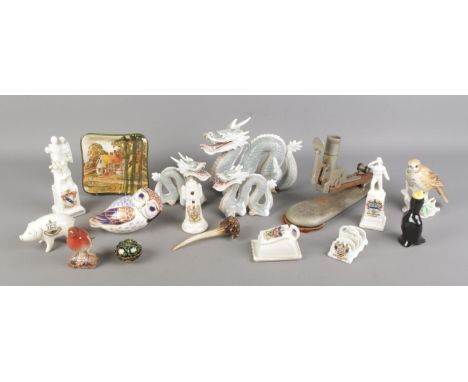 A quantity of collectables, to include Royal Crown Derby owl paperweight, three ceramic dragons, Royal Doulton pin dish, Vang