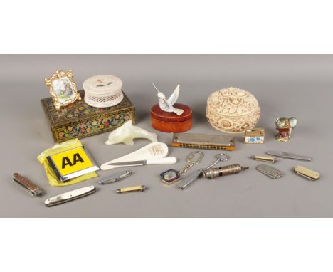A quantity of collectables, to include CWS tin, folding knives, AA car badge in sleeve, EMCA city whistle, trinket boxes and 