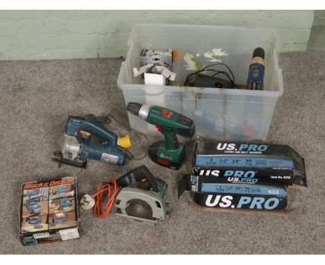 A collection of assorted power tools to include Bosch GST2000 orbital jigsaw, US. Pro 10mm and 20mm air belt sanders, Black a