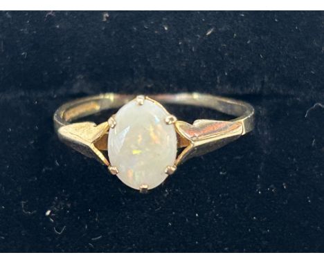 9ct Gold opal ring Size O 1.3g 