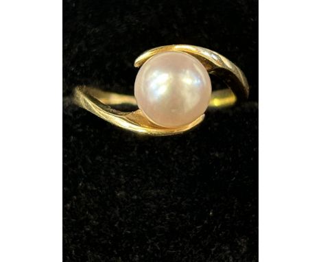 18ct Gold ring set with single pearl Size M Total weight 3.7g 