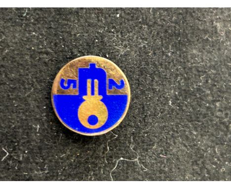 9ct gold &amp; enamel pin badge Total 4.3g 