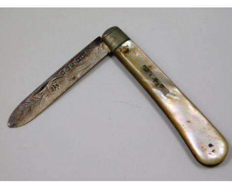 A 1908 William Vale &amp; Son Sheffield silver fruit knife with mother of pearl handle, 5in extended