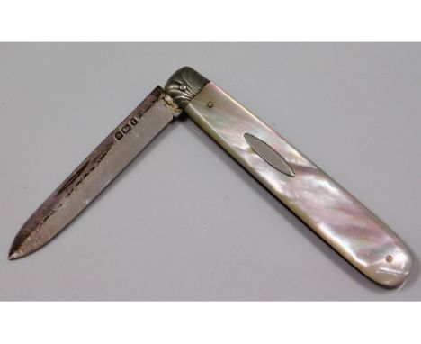 A 1909 C. W. Fletcher &amp; Son Sheffield silver fruit knife with mother of pearl handle, 5.5in extended