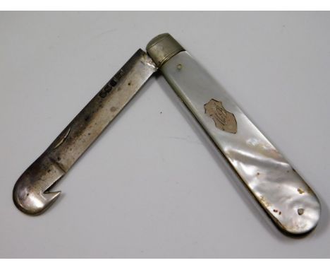 A 1915 Walker &amp; Hall Sheffield silver button hook with mother of pearl handle, 6in extended