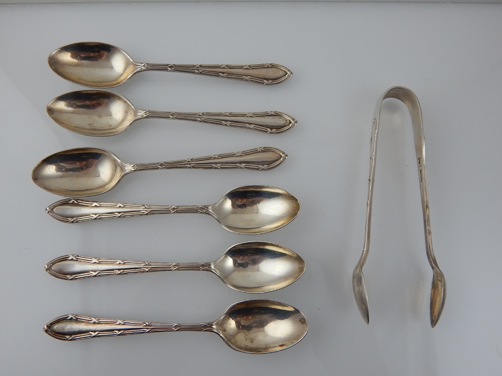 A set of six silver tea spoons with sugar tongs, Sheffield 1911 ...