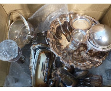 A quantity of assorted 20th century plated ware, to include a ships decanter, sugar bowls, butlers dish etc. (qty)