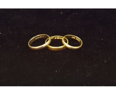 A 22ct gold ring (3.8g); an 18ct gold ring (2g); a 9ct ring (2.1g) (3)