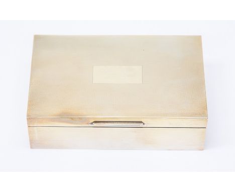 A silver cigar box, engine turned engraving, rectangular in form,&nbsp; size approx 17.5cm x 11.5cm x 5cm,&nbsp; plain cartou