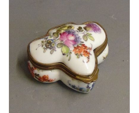 A French porcelain patch or trinket box, painted with flowers, probably Samson, circa 1890, pseudo gold anchor, 5cm by 5cmCon