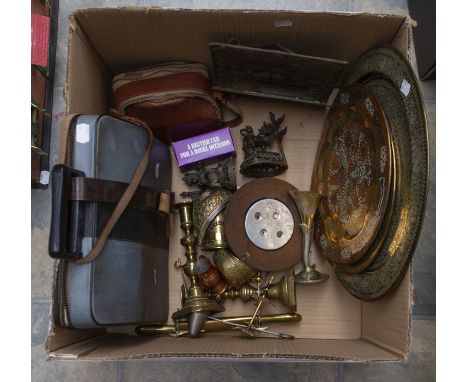 A collection to include; a copper fire screen, bed pan, kettles and other copper items (Q)
