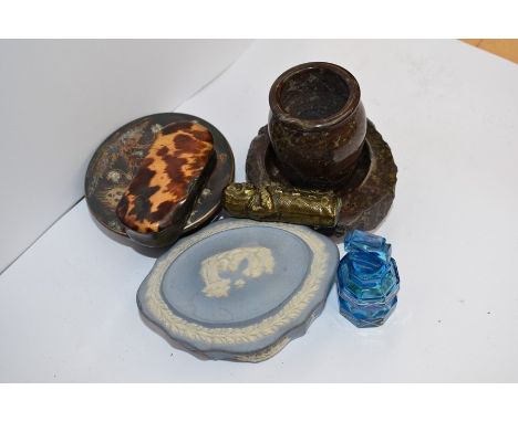 A collectors lot to include; a horn, tortoiseshell snuff box, brass Vesta case, Jasper Ware pin dish, vase and ashtray, Japan
