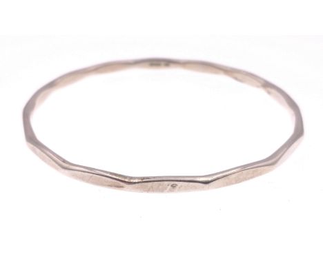 SOLID SILVER HALLMARKED 0.925 Bangle 14g 7cm diameter.  Attractive style.Approx 1 pieces