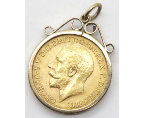 George V 1914 full sovereign in a 9ct gold loose mount, 9.8g. P&amp;P Group 1 (£14+VAT for the first lot and £1+VAT for subse