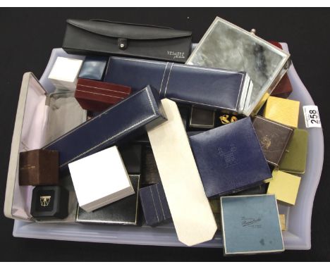 Vintage and modern selection of mixed jewellery boxes. P&amp;P Group 1 (£14+VAT for the first lot and £1+VAT for subsequent l