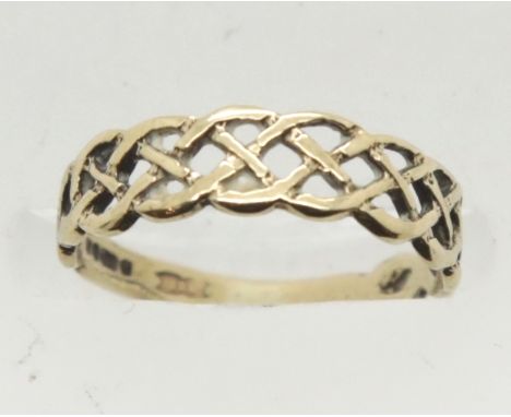 9ct gold Celtic band ring size K/L, 1.2g. P&amp;P Group 1 (£14+VAT for the first lot and £1+VAT for subsequent lots). P&amp;P