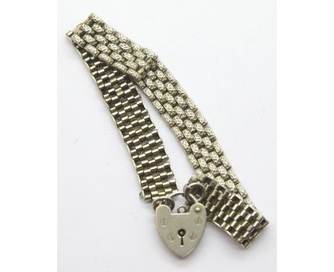 Vintage silver heavy link bracelet with padlock clasp. P&amp;P Group 1 (£14+VAT for the first lot and £1+VAT for subsequent l