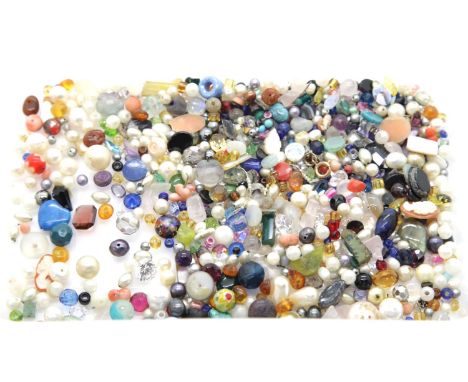 Loose gemstones: Mixed loose gemstones and beads including glass. P&amp;P Group 1 (£14+VAT for the first lot and £1+VAT for s