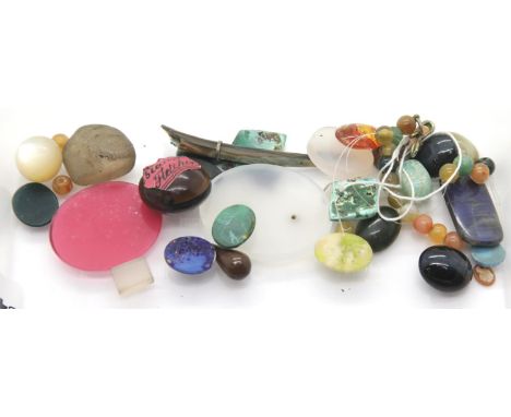 Loose stones: good collection of polished and natural stones including several agate, malachite and other hardstone panels an