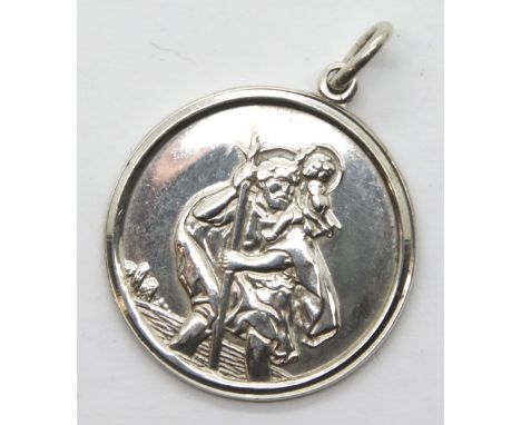 Large silver St Christopher medal, D: 35 mm. P&amp;P Group 1 (£14+VAT for the first lot and £1+VAT for subsequent lots) 