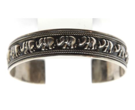 Vintage silver elephant design torque bangle. P&amp;P Group 1 (£14+VAT for the first lot and £1+VAT for subsequent lots) 