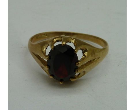 A 9ct gold and garnet ring, weight 2.6g, size X