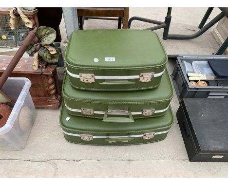 A SET OF THREE VINTAGE SUITCASES 