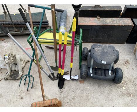 A QUANTITY OF GARDEN TOOLS TO INCLUDE TURF CUTTER, BRUSH, HOE, SEAT ETC. 