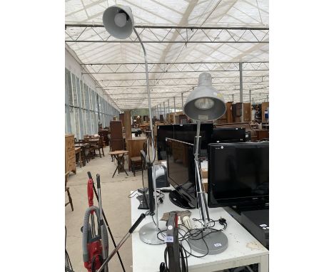 A LARGE SILVER ANGLEPOISE LAMP BELIEVED IN WORKING ORDER - NO WARRANTY 
