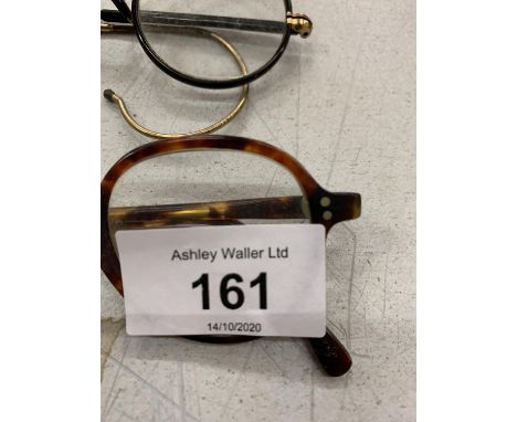 A SELECTION OF VINTAGE ITEMS TO INCLUDE SPECTACLES WITH CASES, PENS ETC 