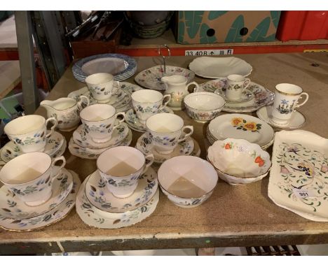 A COLLECTION OF CERAMICS TO INCLUDE COLCLOUGH LINDEN TEASET, VARIOUS PLATES TO INCLUDE SPODE AND PARAGON ETC 