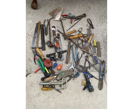 A LARGE QUANTITY OF HAND TOOLS TO INCLUDE SCREW DRIVERS, PLIERS, SCISSORS ETC. 