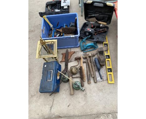 A LARGE QUANTITY OF TOOLS TO INCLUDE OIL CANS, DRILL, HAMMERS ETC. 
