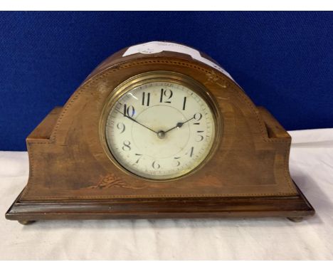A WOODEN MANTLE CLOCK WITH INLAY DETAIL AND BRASS FACE SURROUND 