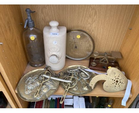 A COLLECTION TO INCLUDE SODA SIPHON, BRASSWARE, MINIATURE SCALES ETC. 