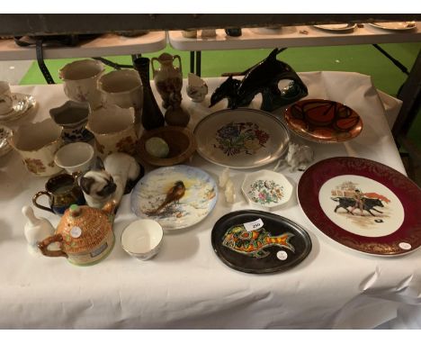 A SELECTION OF CERAMIC WARE TO INCLUDE TWO POOLE POTTERY DOLPHIN ORNAMENTS ETC 