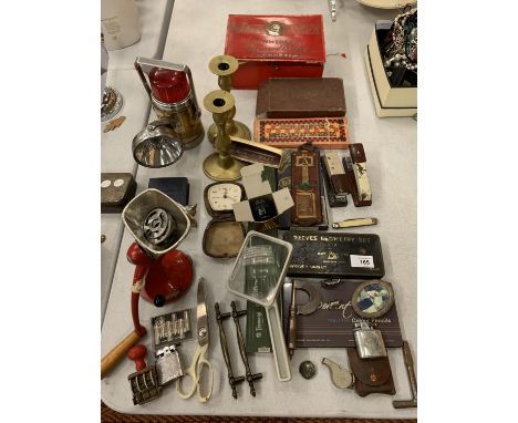 AN ASSORTMENT OF VINTAGE COLLECTABLES TO INCLUDE CANDLESTICKS, LAMP, CLOCK, MINCER, PENKNIFE, COLOURED PENCILS ETC 