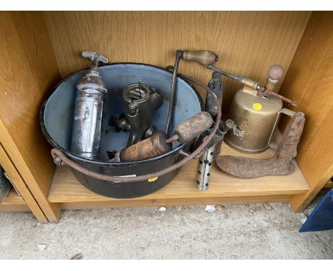 VINTAGE ITEMS TO INCLUDE A CAST JAM PAN, SHOE LAST, FIRE EXTINGUISHER, MINCER &amp; TWO VINTAGE BURNERS 