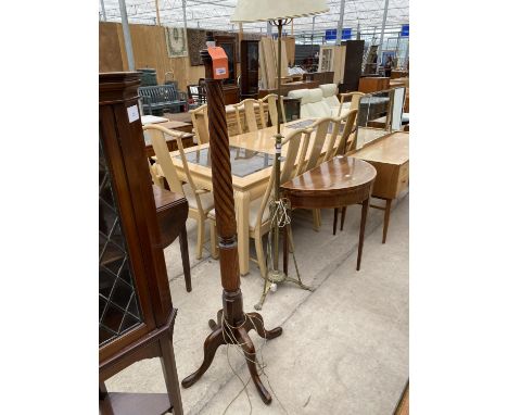 AN EDWARDIAN MAHOGANY STANDARD LAMP WITH PARTIALLY TURNED AND KNURLED COLUMN 