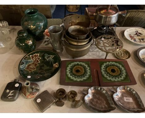 AN ASSORTMENT OF CERAMIC AND METAL WARE TO INCLUDE A CIGARETTE CASE, BRASS TRIVET ETC 