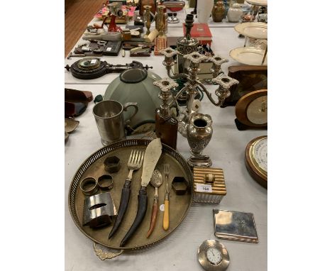 AN ECLECTIC ASSORTMENT OF METAL ITEMS TO INCLUDE A CIGARETTE CASE AND AN ART DECO STYLE LAMP 