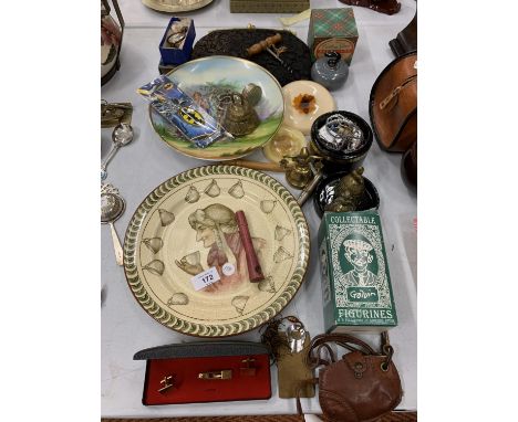 AN ECLECTIC SELECTION OF VINTAGE ITEMS TO INCLUDE A ROYAL DOULTON DECORATIVE PLATE 