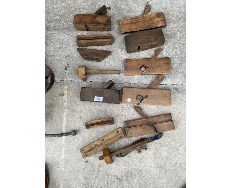 VARIOUS VINTAGE WOODEN PLANES AND MORTISE GAUGES 