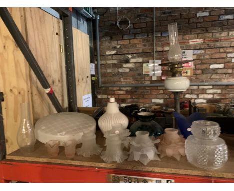 AN ASSORTMENT OF GLASS LIGHT SHADES TO INCLUDE A CERAMIC WHITE LAMP AND AN OIL LAMP 