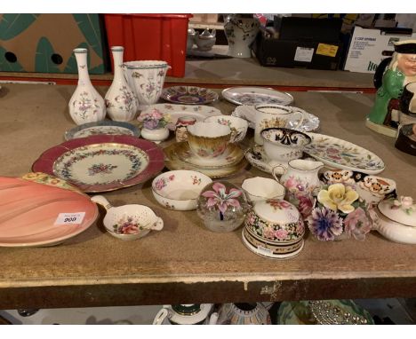 A GROUP OF CHINA TO INLUDE A SPODE VASE AND PAIR OF BUD VASES, VARIOUS PLATES TO INCLUDE SPODE AND MINTON AND PAIR OF DISPLAY